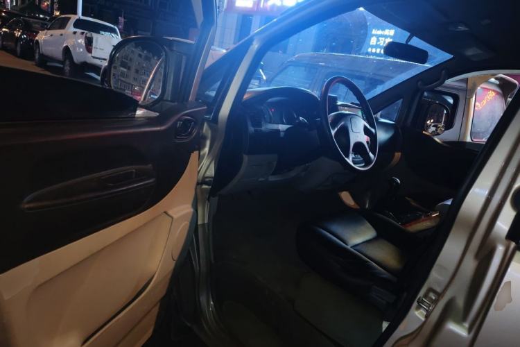 Used FORTHING Lingzhi 2016 V3 1.5L 7-Seater Luxury Model China IV Standard Driver Seat