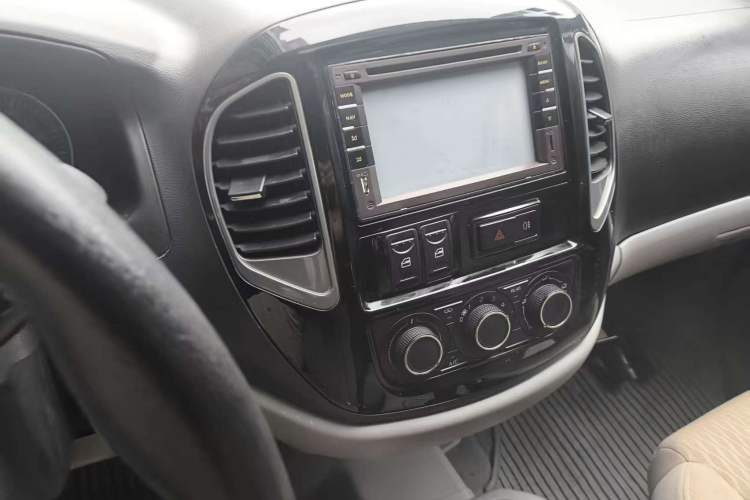 Used FORTHING Lingzhi 2016 M3L 1.6L 7-Seater Comfort Model Interior 3