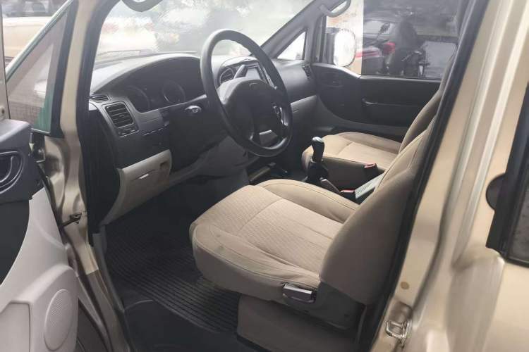 Used FORTHING Lingzhi 2016 M3L 1.6L 7-Seater Comfort Model Interior 4