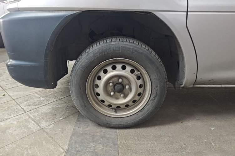 Used FORTHING Lingzhi 2016 V3 1.5L 7-seat Standard Model China IV Standard Left Front Wheel Hub