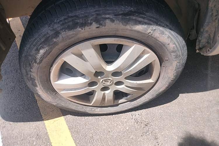 Used FORTHING Lingzhi 2016 V3 1.5L 7-seat Standard Model China IV Standard Left Front Wheel Hub