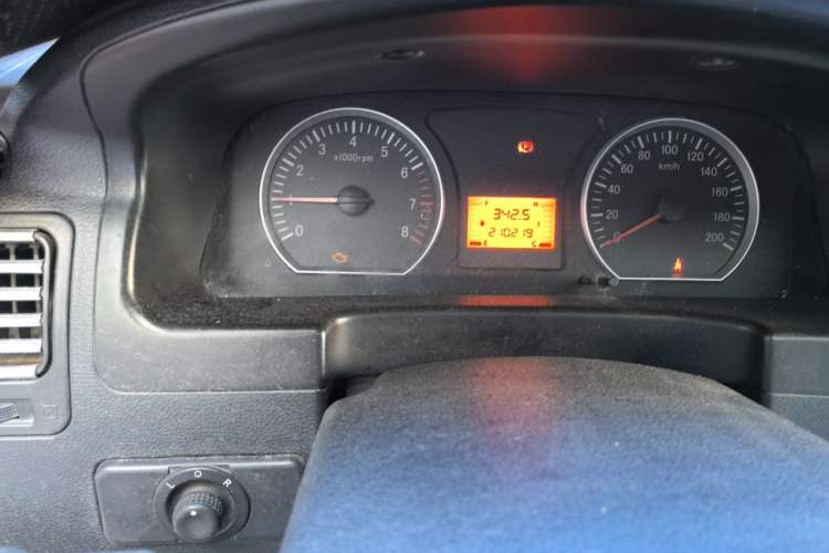 Used FORTHING Lingzhi 2016 M3 1.6L 7-Seater Comfort Model China V Standard Odometer Close Up