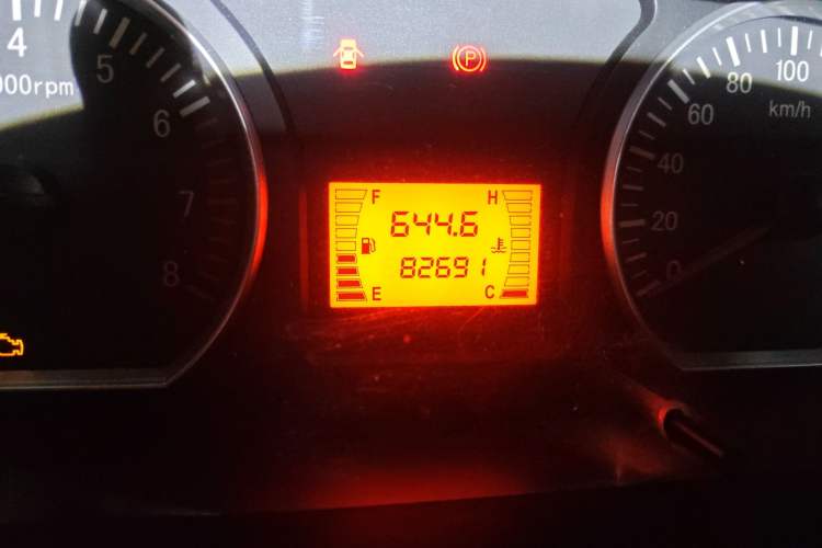 Used FORTHING Lingzhi 2016 M3L 1.6L 7-Seater Standard Model Odometer Close Up