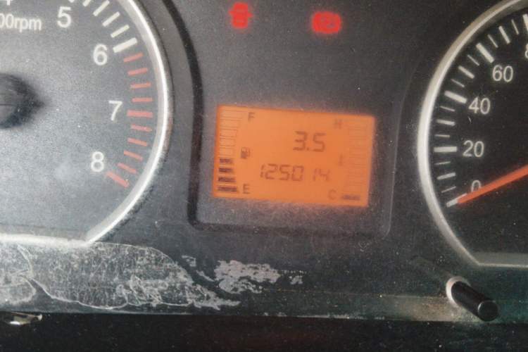 Used FORTHING Lingzhi 2016 V3 1.5L 7-Seater Standard Model China V Emission Standard Odometer Close Up