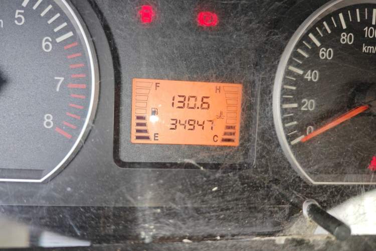 Used FORTHING Lingzhi 2016 M3L 1.6L 7-Seater Comfort Model Odometer Close Up
