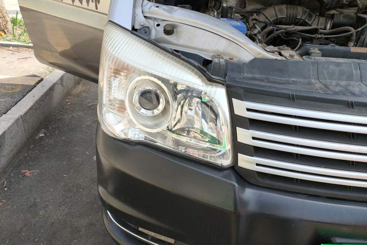 Used FORTHING Lingzhi 2016 M3L 1.6L 7-Seater Comfort Model Right Front Headlight