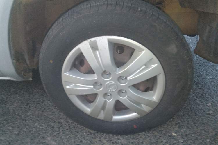 Used FORTHING Lingzhi 2016 V3 1.5L 7-Seater Standard Model China V Emission Standard Right Front Wheel Hub