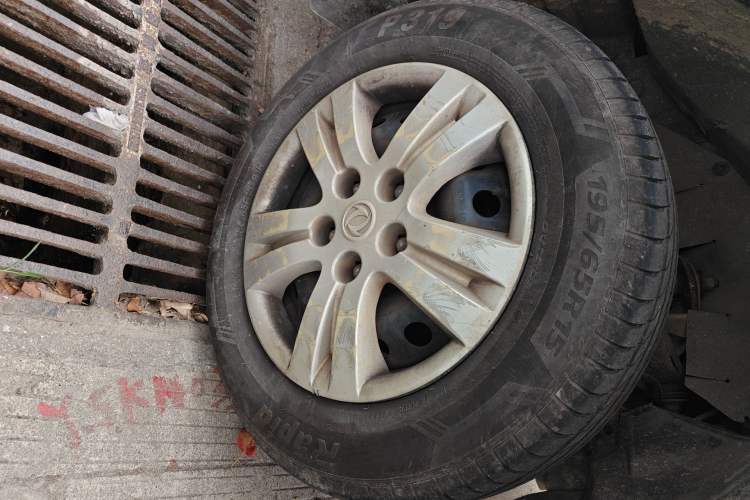 Used FORTHING Lingzhi 2016 M3 1.6L 7-Seater Standard Model China V Emission Standard Right Front Wheel Hub