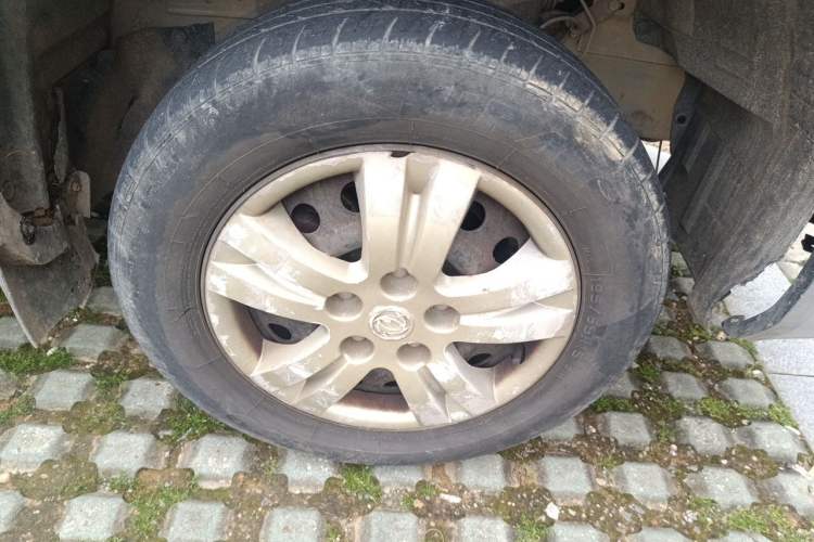Used FORTHING Lingzhi 2016 V3 1.5L 7-Seater Standard Model China V Emission Standard Right Front Wheel Hub