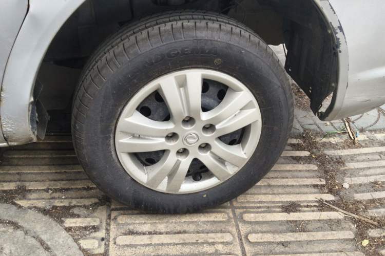 Used FORTHING Lingzhi 2016 V3 1.5L 7-Seater Standard Model China V Emission Standard Right Front Wheel Hub