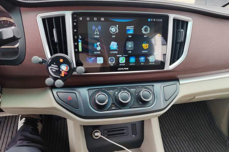 Used FORTHING Lingzhi 2016 M3 1.6L 7-Seater Comfort Model China IV Standard Audio And AC Panel