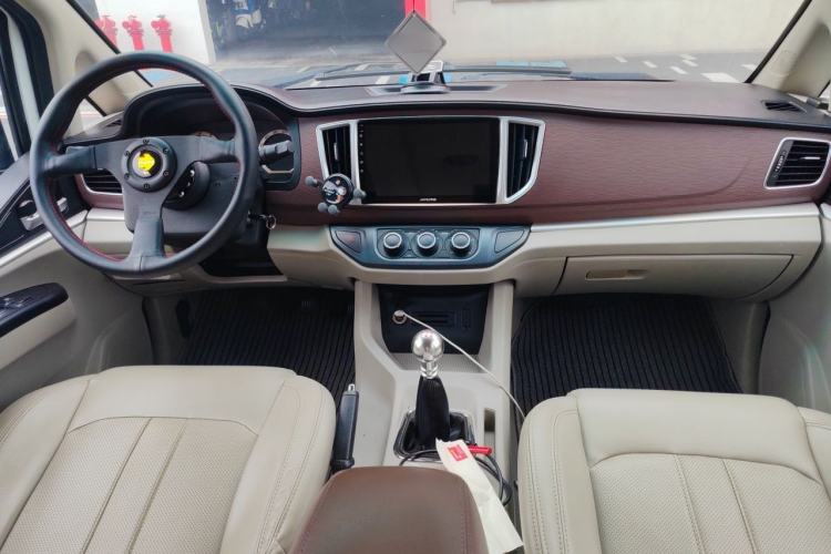 Used FORTHING Lingzhi 2016 M3 1.6L 7-Seater Comfort Model China IV Standard Center Console