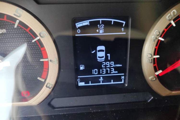 Used FORTHING Lingzhi 2016 M3 1.6L 7-Seater Comfort Model China IV Standard Odometer Close Up