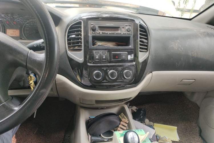 Used FORTHING Lingzhi 2016 V3 1.5L 7-Seater Comfort Model China V Standard Audio And AC Panel