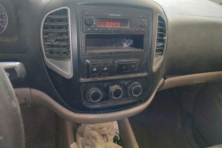 Used FORTHING Lingzhi 2016 V3 1.5L 7-Seater Comfort Model China V Standard Audio And AC Panel