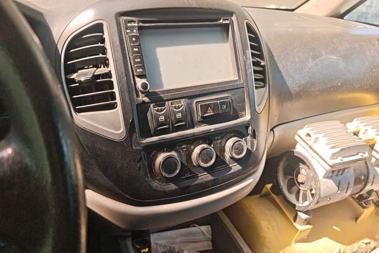 Used FORTHING Lingzhi 2016 V3 1.5L 7-Seater Comfort Model China V Standard Audio And AC Panel