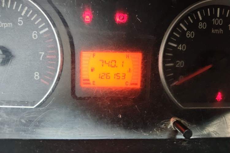 Used FORTHING Lingzhi 2016 M3L 1.6L 7-Seater Standard Model Odometer Close Up