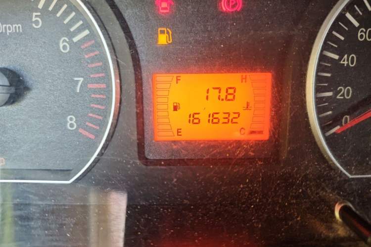 Used FORTHING Lingzhi 2016 V3 1.5L 7-Seater Comfort Model China V Standard Odometer Close Up