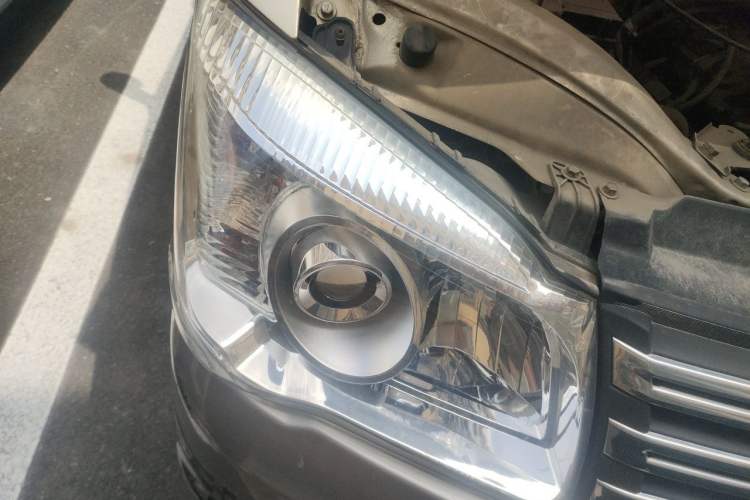 Used FORTHING Lingzhi 2016 M3 1.6L 7-Seater Luxury Model China V Standard Right Front Headlight