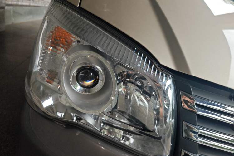 Used FORTHING Lingzhi 2016 M3 1.6L 7-Seater Luxury Model China V Standard Right Front Headlight