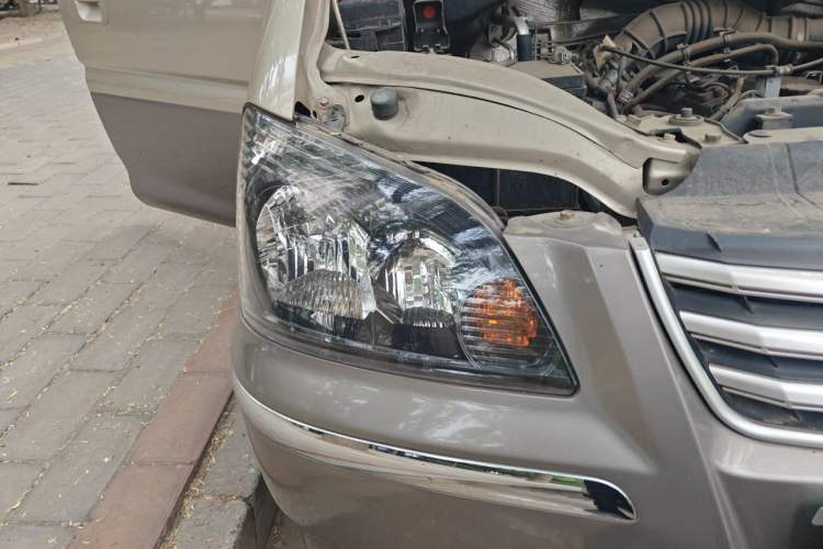 Used FORTHING Lingzhi 2016 V3 1.5L 7-Seater Luxury Model China V Emission Standard Right Front Headlight