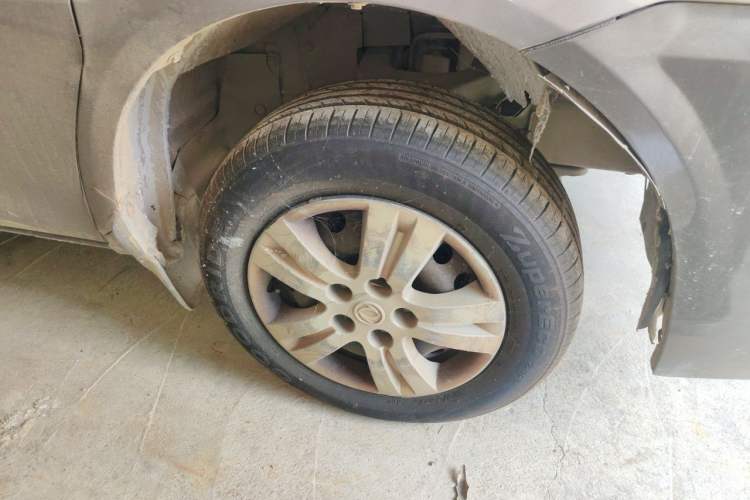 Used FORTHING Lingzhi 2016 V3 1.5L 7-Seater Comfort Model China V Standard Right Front Wheel Hub