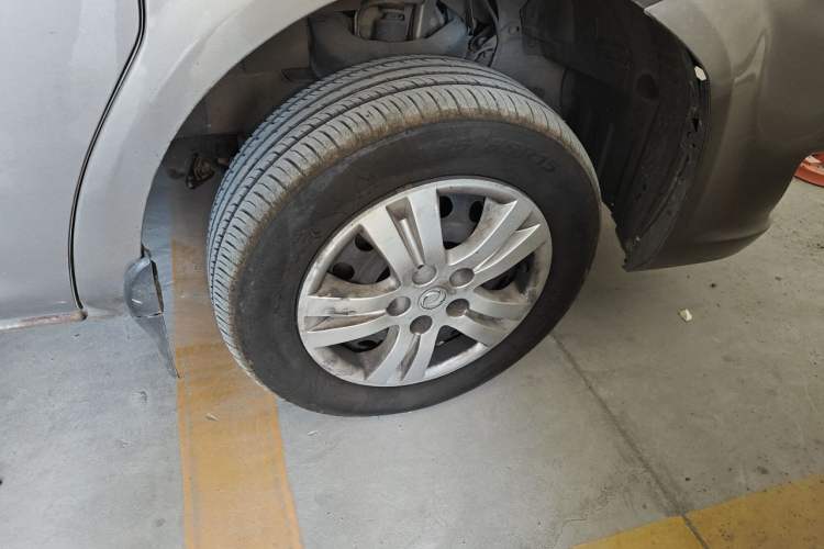 Used FORTHING Lingzhi 2016 M3 1.6L 7-Seater Standard Model China V Emission Standard Right Front Wheel Hub