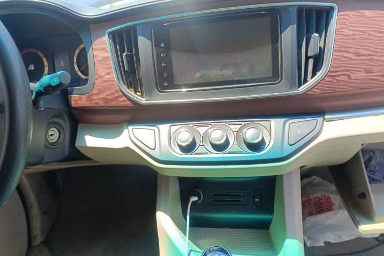 Used FORTHING Lingzhi 2017 M5 1.6L Luxury Model Audio And AC Panel
