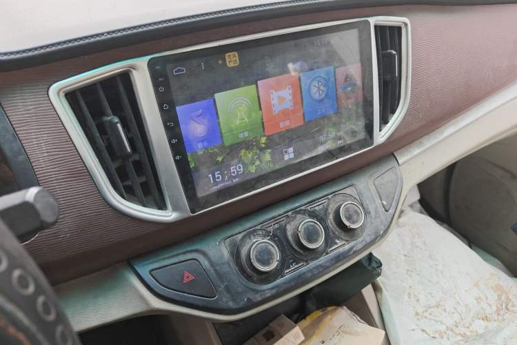 Used FORTHING Lingzhi 2017 M5L 1.6L 7-Seater Comfort Model Audio And AC Panel