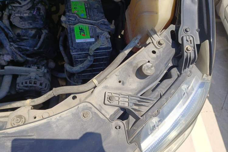 Used FORTHING Lingzhi 2017 M5 1.6L Luxury Model Engine Bay Left