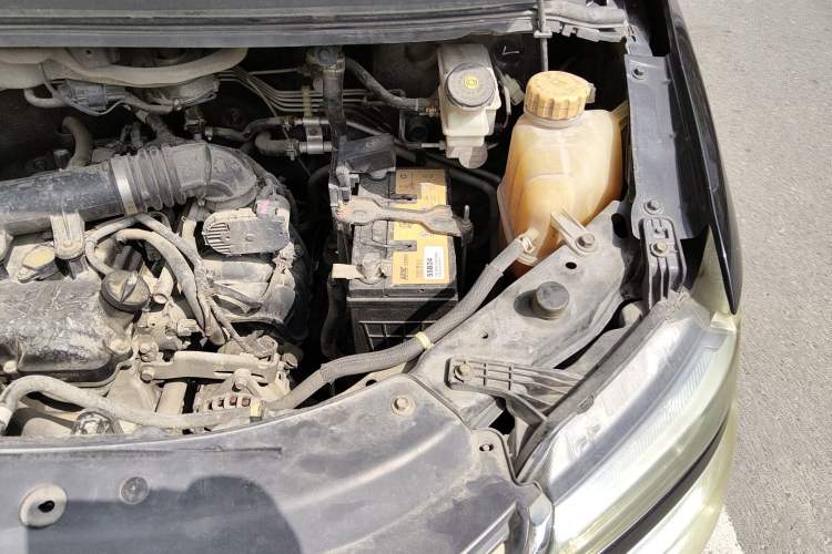 Used FORTHING Lingzhi 2017 M5 1.6L Luxury Model Engine Bay Left