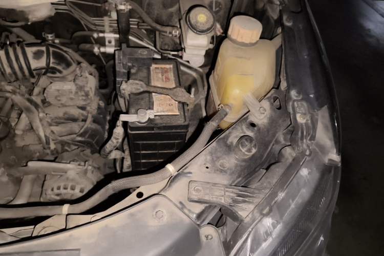 Used FORTHING Lingzhi 2017 M5L 1.6L 7-Seater Standard Model Engine Bay Left