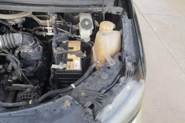 Used FORTHING Lingzhi 2017 M5 1.6L Luxury Model Engine Bay Left