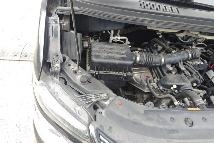 Used FORTHING Lingzhi 2017 M5L 1.6L 7-Seater Comfort Model Engine Bay Right