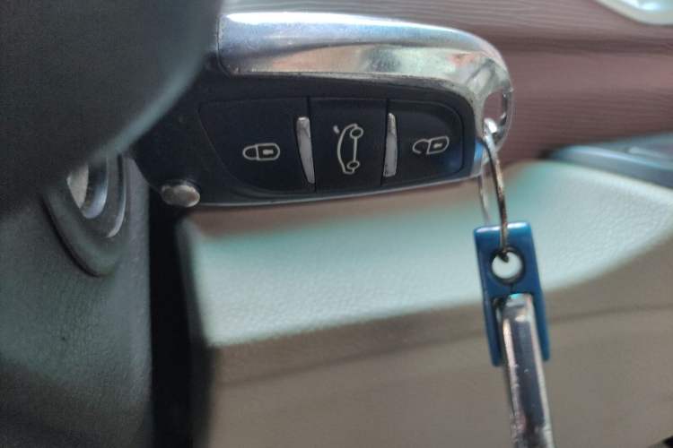 Used FORTHING Lingzhi 2017 M5L 1.6L 7-Seater Standard Model Interior 1