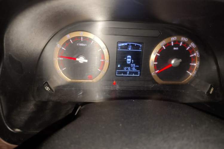 Used FORTHING Lingzhi 2017 M5L 1.6L 7-Seater Standard Model Odometer Close Up