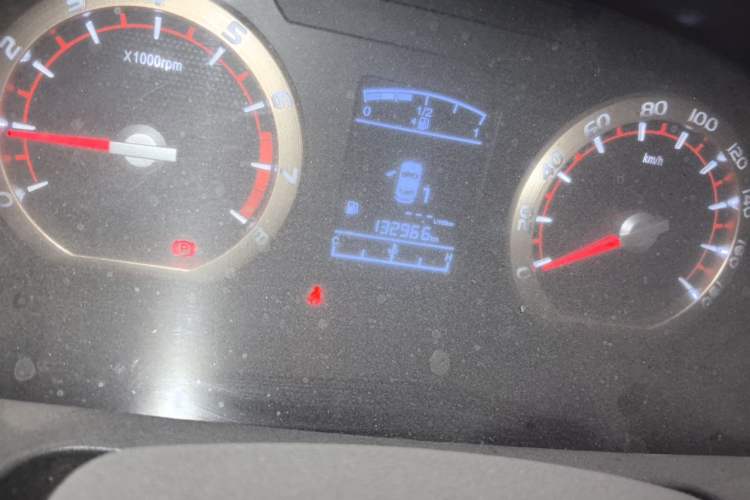 Used FORTHING Lingzhi 2017 M5L 1.6L 7-Seater Standard Model Odometer Close Up