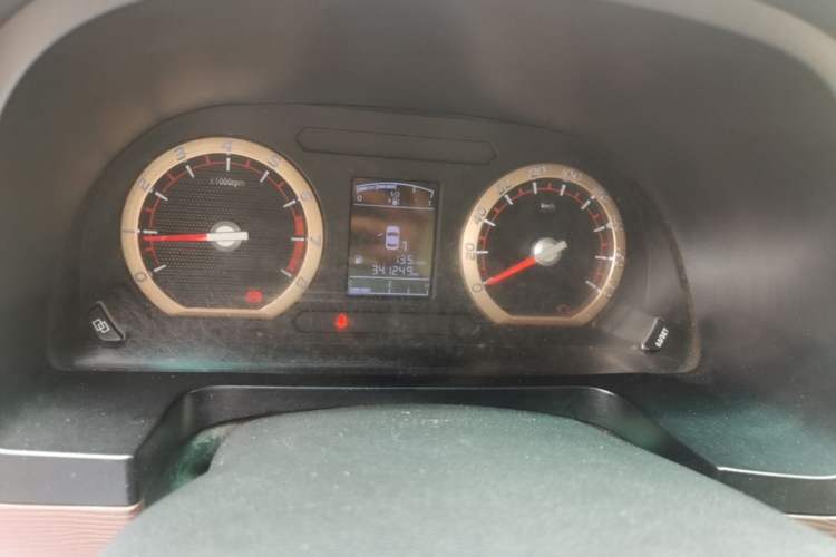 Used FORTHING Lingzhi 2017 M5L 1.6L 7-Seater Standard Model Odometer Close Up