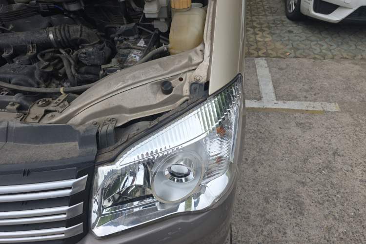 Used FORTHING Lingzhi 2017 M3L 1.6L 7-Seater Comfort Model Engine Bay Left