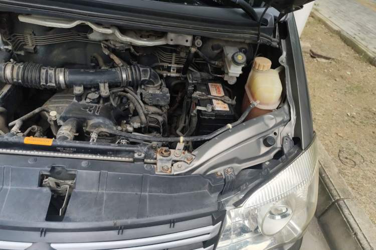Used FORTHING Lingzhi 2017 V3 1.5L 5-Seater Special Offer Model Engine Bay Left