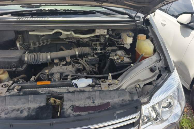 Used FORTHING Lingzhi 2017 V3 1.5L 5-Seater Special Offer Model Engine Bay Left
