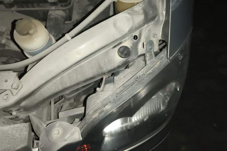 Used FORTHING Lingzhi 2017 V3 1.5L 7-seater Standard Model Engine Bay Left