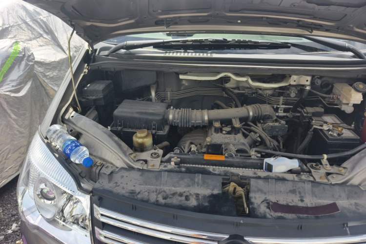 Used FORTHING Lingzhi 2017 V3 1.5L 5-Seater Special Offer Model Engine Bay Right