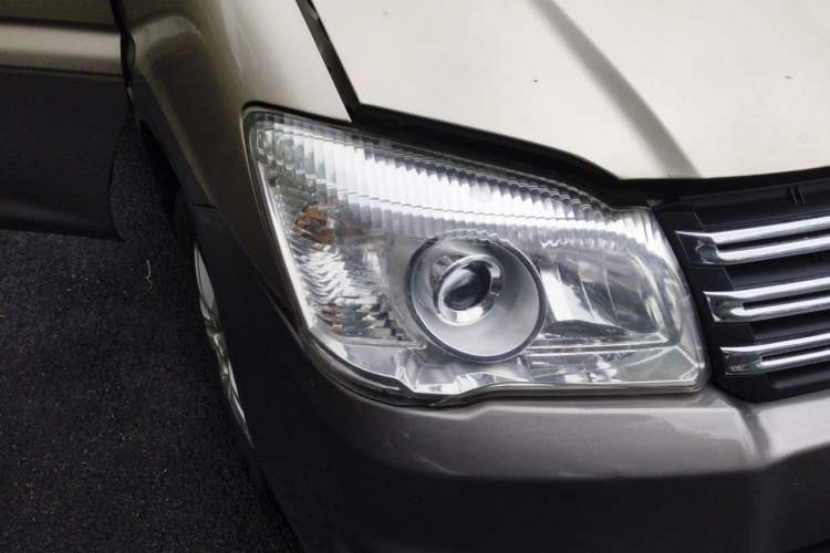 Used FORTHING Lingzhi 2017 M3L 2.0L 7-Seater Comfort Model Right Front Headlight