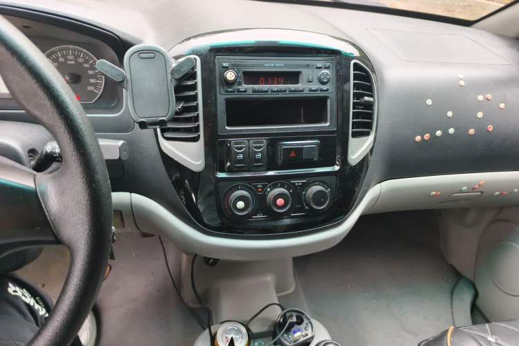 Used FORTHING Lingzhi 2017 Restyled M3L 1.6L 7-Seater Comfort Version Audio And AC Panel