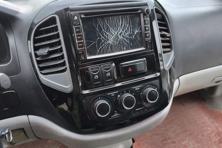 Used FORTHING Lingzhi 2017 M3L 1.6L 7-Seater Comfort Model Audio And AC Panel
