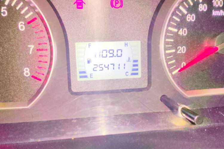 Used FORTHING Lingzhi 2017 M3L 1.6L 7-Seater Standard Model Odometer Close Up