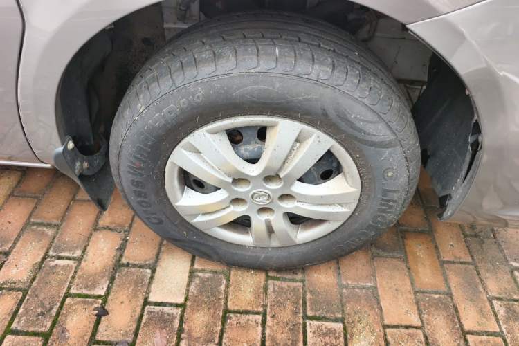 Used FORTHING Lingzhi 2017 Restyled M3L 1.6L 7-Seater Comfort Version Right Front Wheel Hub