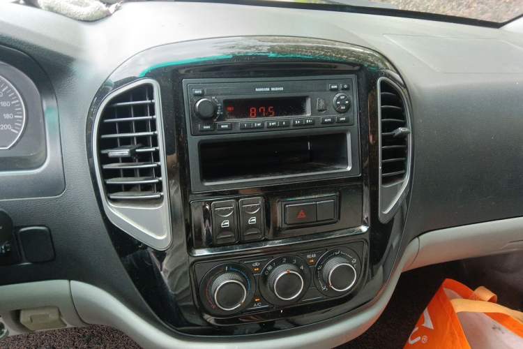 Used FORTHING Lingzhi 2017 Restyled M3L 1.6L 7-Seater Comfort Version Audio And AC Panel