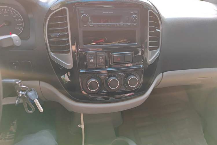 Used FORTHING Lingzhi 2017 M3L 1.6L 7-Seater Comfort Model Audio And AC Panel